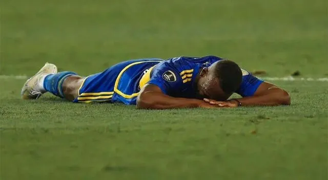 El lamento de Luis Advíncula tras perder la final. Foto: AFP.   