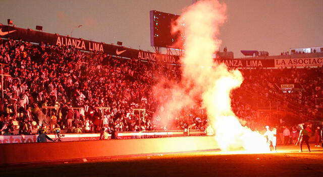 Hinchas lanzaron bengalas al campo en los minutos finales. Foto: La Repáublica   