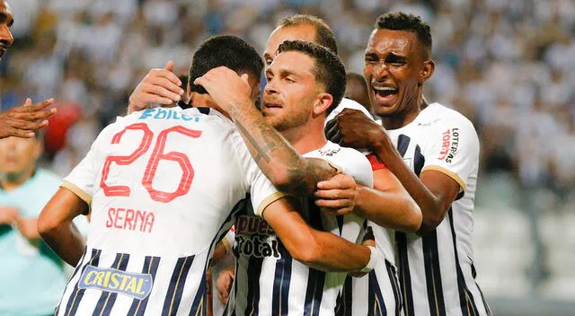 Los jugadores íntimos celebrando el tanto de Barcos. Foto: La República/Luis Jiménez   