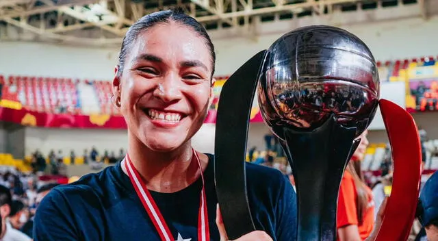 Esmeralda Sánchez posando con el trofeo de la LNSV. Foto: Alianza Lima 