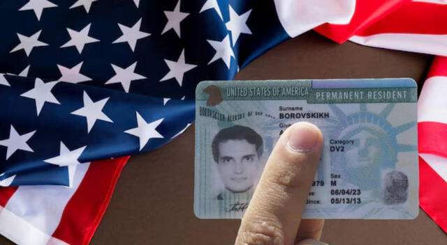 La Green Card es un documento que permite al inmigrante trabajar y vivir de forma legal en Estados Unidos. Foto: composición LR.   