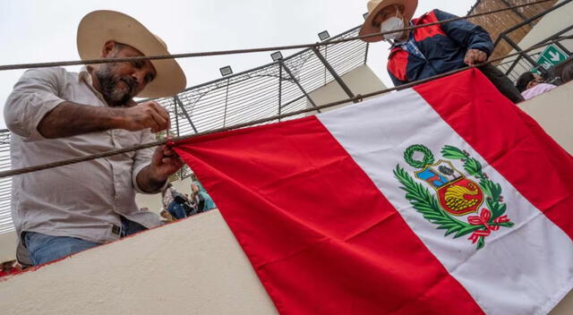 Muchos locales comerciales en Perú colocan banderas por 28 de julio. Foto: difusión   