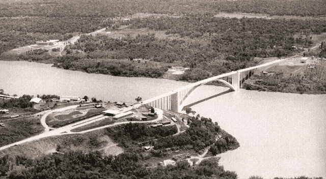 Fotografía aérea del Puente de la Amistad en el año 1965. Foto: Archivo   