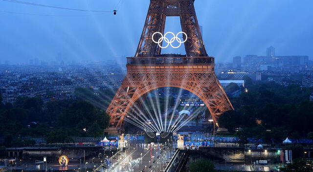 Espectacular juego de luces y tecnología en la Torre Eiffel durante la inauguración de los Juegos Olímpicos    