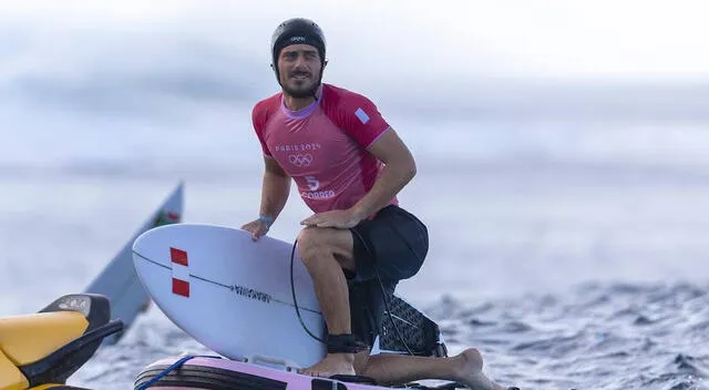 En sus primeros Juegos Olímpicos, Alonso Correa ha logrado llegar hasta los cuartos de final en surf. Foto: AFP   