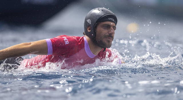 Alonso Correa está entre los 4 mejores en el surf de París 2024. Foto AFP   