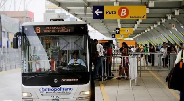 Usuarios esperan que concesionarios lleguen a acuerdo para evitar el cierre del Metropolitano. Foto: Difusión   