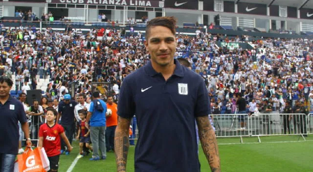 Paolo Guerrero presente en Matute en el "Día del Hincha Blanquiazul" del año 2014.   