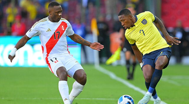 Luis Advíncula disputó 45 minutos en Quito ante Ecuador por las Eliminatorias. Foto: AFP   