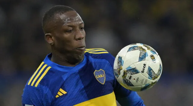 Luis Advíncula juega en Boca Juniors desde el 2021. Foto: AFP   