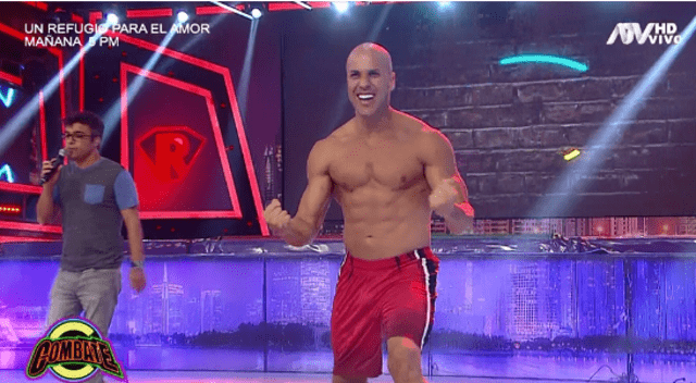 Bruno Agostini en el set de 'Combate', reality pionero en Perú. Foto: ATV   