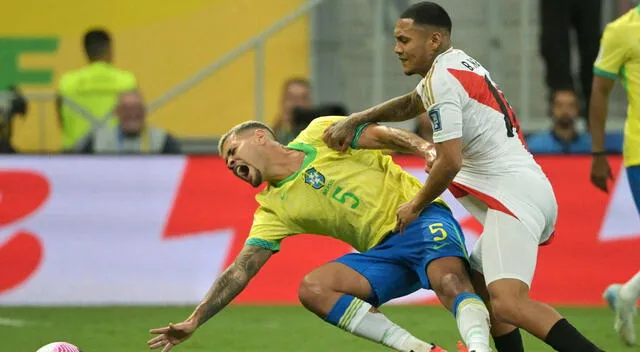  Bryan Reyna fue amonestado por una falta contra Bruno Guimaraes. Foto: AFP   