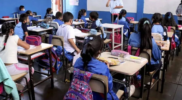 Padres y alumnos se preparan para terminar un nuevo año escolar. Foto: Andina   