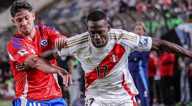  Advíncula arrancó como carrilero izquierdo ante Chile. Foto: FPF   