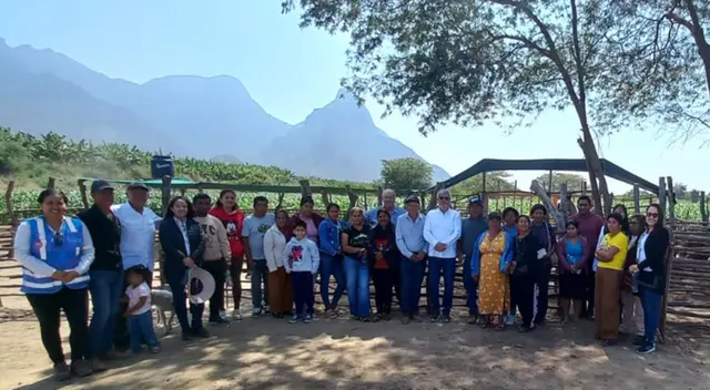  <em>Reunión con asociaciones de ganaderos y otros en parcela demostrativa del fundo Luana. Fuente: Difusión.</em>    