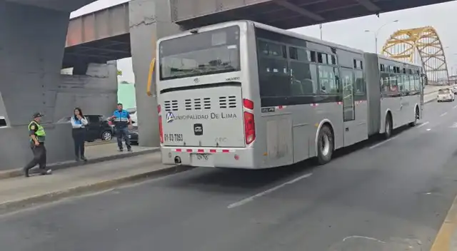 Los buses del Metropolitano circulan por la vía regular tras el incidente. Foto: Adrián Sarria