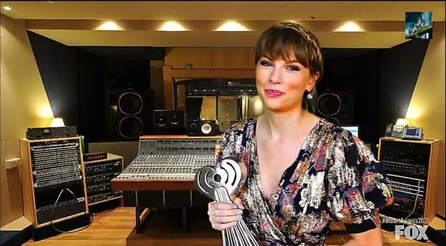Taylor Swift usó un fondo de pantalla en su video de agradecimiento. Foto: iHeartRadio
