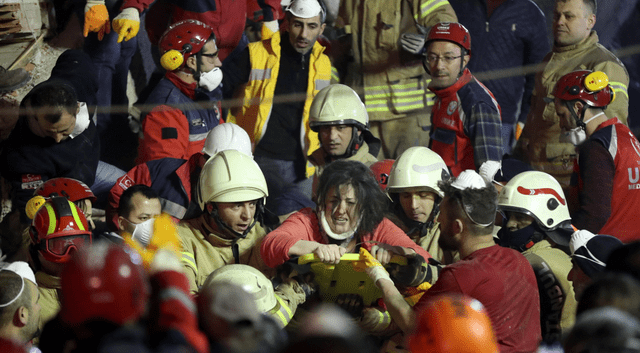 Turquía: cae edificio de 8 pisos y deja al menos 1 muerto y 4 heridos