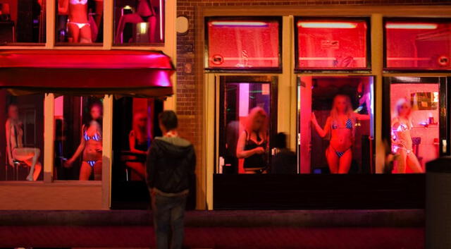 El Barrio Rojo de Ámsterdam se hizo conocido por sus burdeles y vitrinas en los que expone a simple vista a las trabajadoras sexuales. Foto: Difusión/Heraldo   