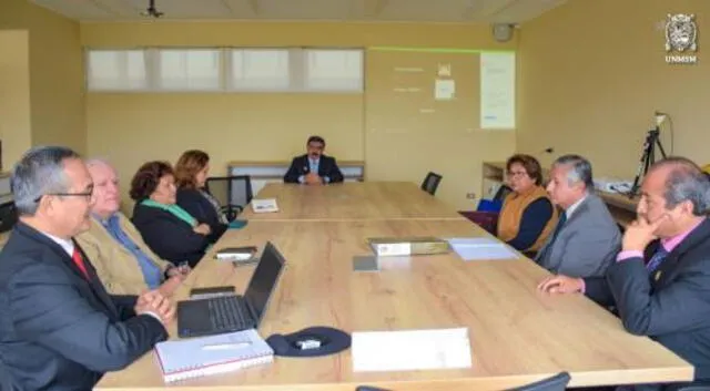  La comisión de creación presentó ante el vicerrector académico de pregrado, doctor Carlos Cabrera Carranza, una propuesta de la nueva escuela. Foto: El Peruano    