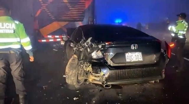 Conductor de auto negro falleció tras el fuerte impacto. Foto: PNP   