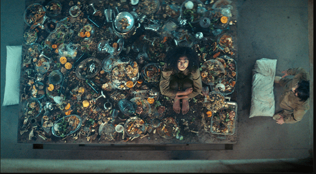 La película 'El hoyo' tiene una critica oculta hacía el capitalismo del mundo. Foto: Netflix.   