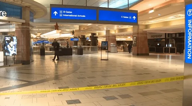 El Aeropuerto de Phoenix, Arizona tuvo que ser suspendido para analizar el caso del incidente en la Terminal 4. Foto: AFP    