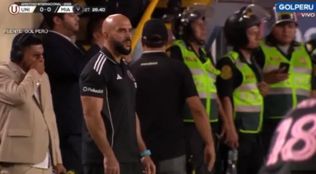 Yassine Cheuko vigiló los alrededores de la cancha poco antes de que Messi saliera cambiado. Foto: captura de GOLPERU   