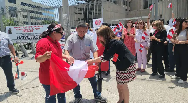  A las afueras del edificio de Petroperú, los trabajadores realizaron el clásico lavado de la bandera peruana. Foto: La República   