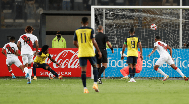 Edison Flores anotó el gol del empate a los 68 minutos del Perú vs. Ecuador. Foto: EFE