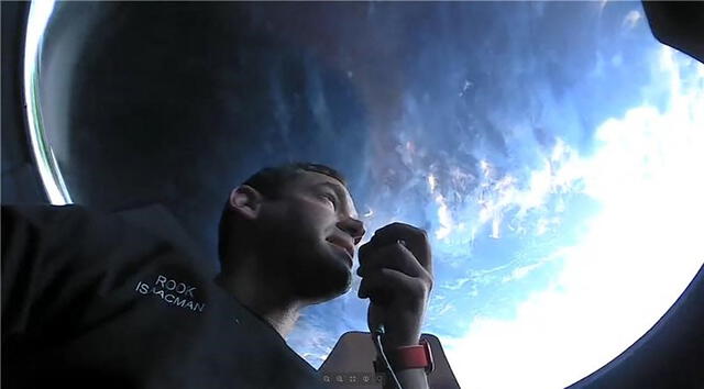 Jared Isaacman comunicándose con los miembros de Inspiration4 cuando está mirando la Tierra. Foto: SpaceX / Inspiration4