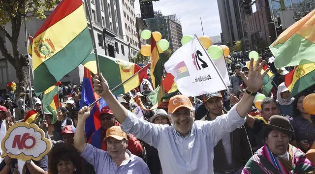 El candidato presidencial boliviano para el partido Comunidad Ciudadana (CC), Carlos Mesa (C), participa en una manifestación que exige la renuncia de los vocales del Tribunal Supremo Electoral y el respeto del referéndum de 2016.