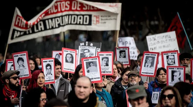  En 2019, miles de chilenos marcharon para recordar a sus víctimas durante la dictadura. Foto: El Universo<br>    