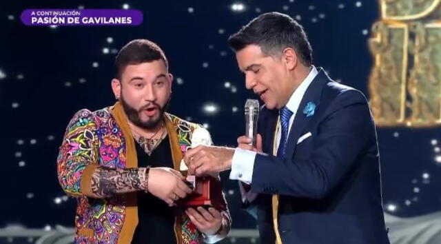 Jessi Uribe recibe premio tras ser el destacado de la noche. Foto: Yo me llamo   