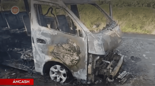 Auto termino destruido a causa de las llamas. Foto: Captura América Noticias   