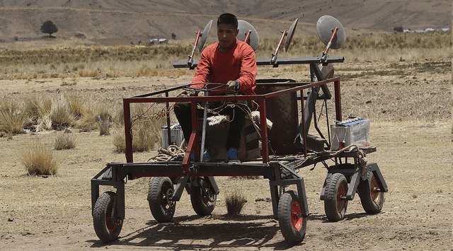 El joven Ramiro Mamani opera su robot "Satiri" en la localidad de Quinamaya, Bolivia. Foto: EFE