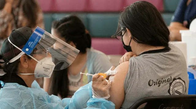 Una adolescente de 15 años, de los Estados Unidos, es vacunada con la vacuna COVID-19 de Pfizer. Foto: Damian Dovarganes