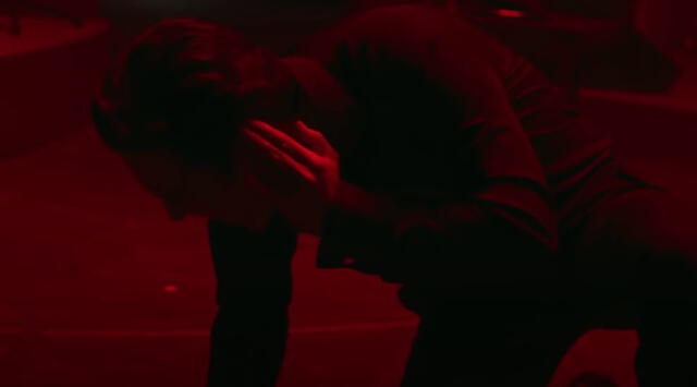 El avance de la segunda temporada muestra que Luis Miguel sufrirá los estragos del tinnitus en pleno concierto. Foto: captura Netflix