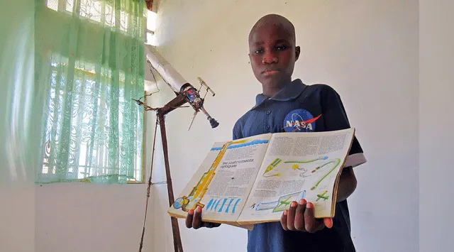 Malick Ndiaye posa con el viejo libro Mi Universo que su padre le dio. Foto: José Naranjo