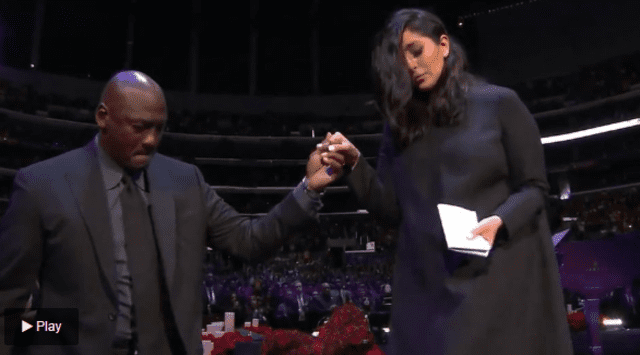 Michael Jordan apareció para recibir a Vanessa Bryant tras su discurso.