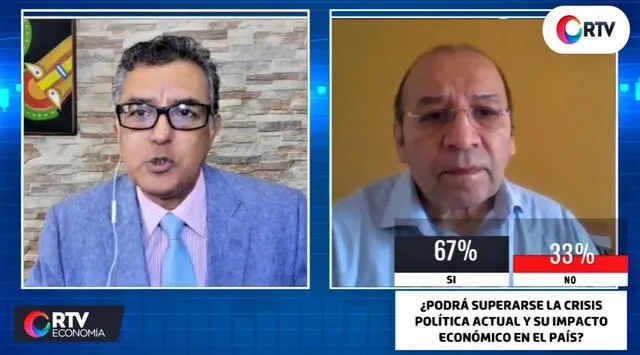 Entrevista a Kurt Burneo (der) en RTV Economía por el periodista Rumi Cevallos (izq.)