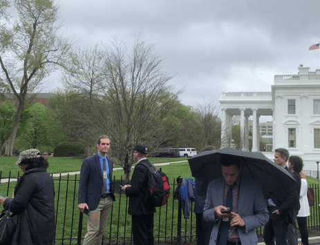 Conmoción en la Casa Blanca: hombre intentó prenderse fuego frente a la residencia de Trump [VIDEO]