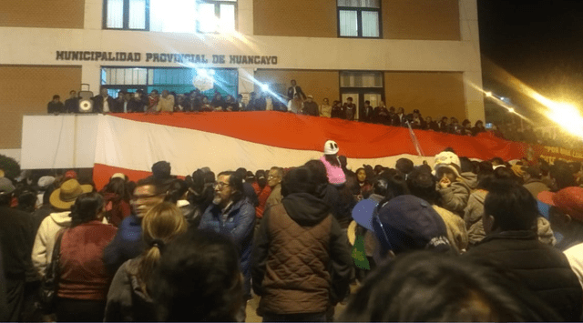 Huancayo: marchan a favor de la disolución del Congreso por Vizcarra
