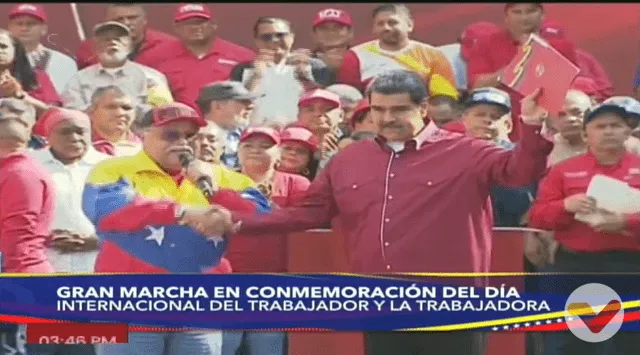 Nicolás Maduro sostiene el pliego de propuestas de Wills Rangel, presidente de la Central Bolivariana Socialista De Trabajadores. Foto: captura de VTV   