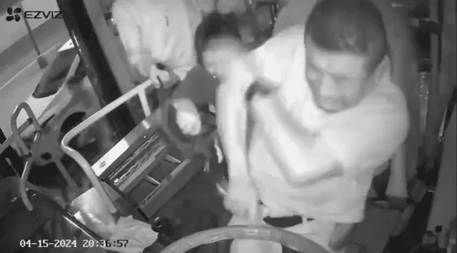 Delincuentes le arrebatan el canguro al chofer del autobús. Foto: Captura/Video de seguridad.   