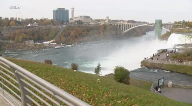 La mujer y sus dos hijos cayeron a unos 60 metros de altura en las Cataratas del Niagara. Foto: NBC   