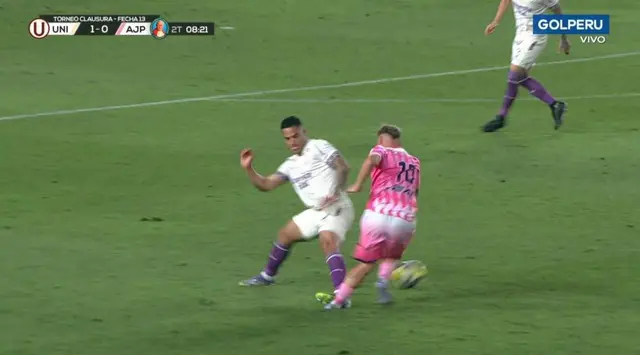 Falta de Anderson Santamaría ante Tizón en el U vs Juan Pablo II. Foto: GOLPERÚ Falta de Anderson Santamaría ante Tizón en el U vs Juan Pablo II. Foto: GOLPERÚ