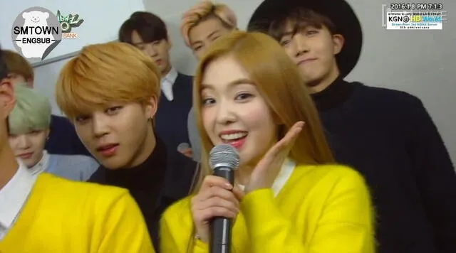 2016: Jimin de BTS se acerca para salir en la toma al lado de Irene de Red Velvet.