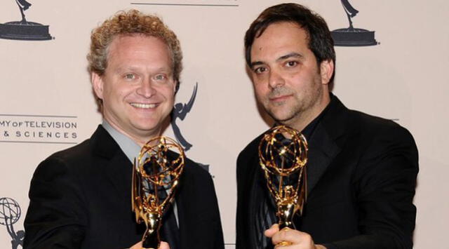 Adam Schlesinger junto a David Javerbaum, con quien recibió el premio Emmy.
