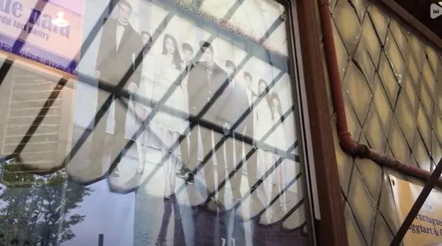 Cartel de The heirs en la locación del drama. Foto: captura YouTube